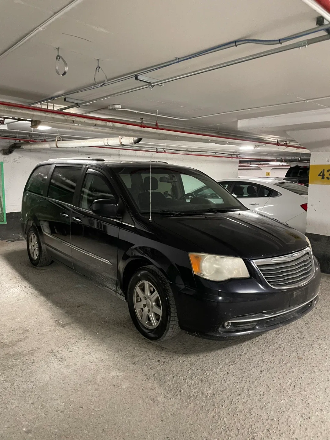 Town & Country w/ Backup Camera & GPS image indicator(2)