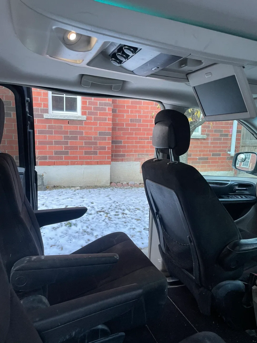 Town & Country w/ Backup Camera & GPS image indicator(5)