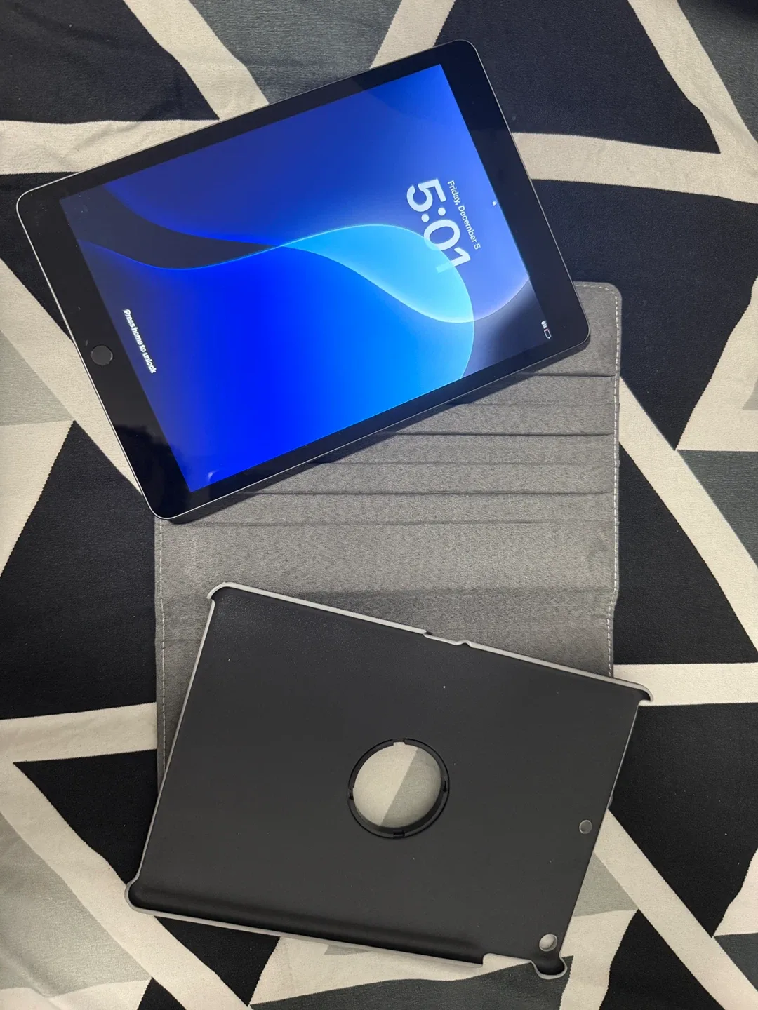 Apple iPad 9th generation barely used looks brand new image indicator(2)