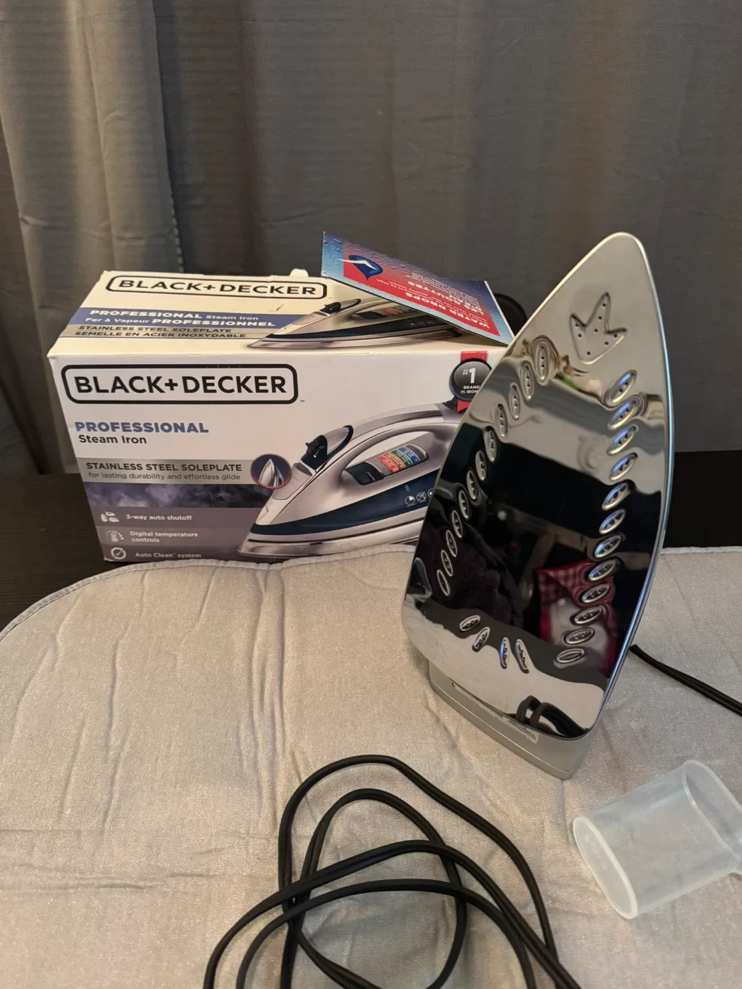 Black+Decker Professional Steam Iron - Like New! image indicator(2)