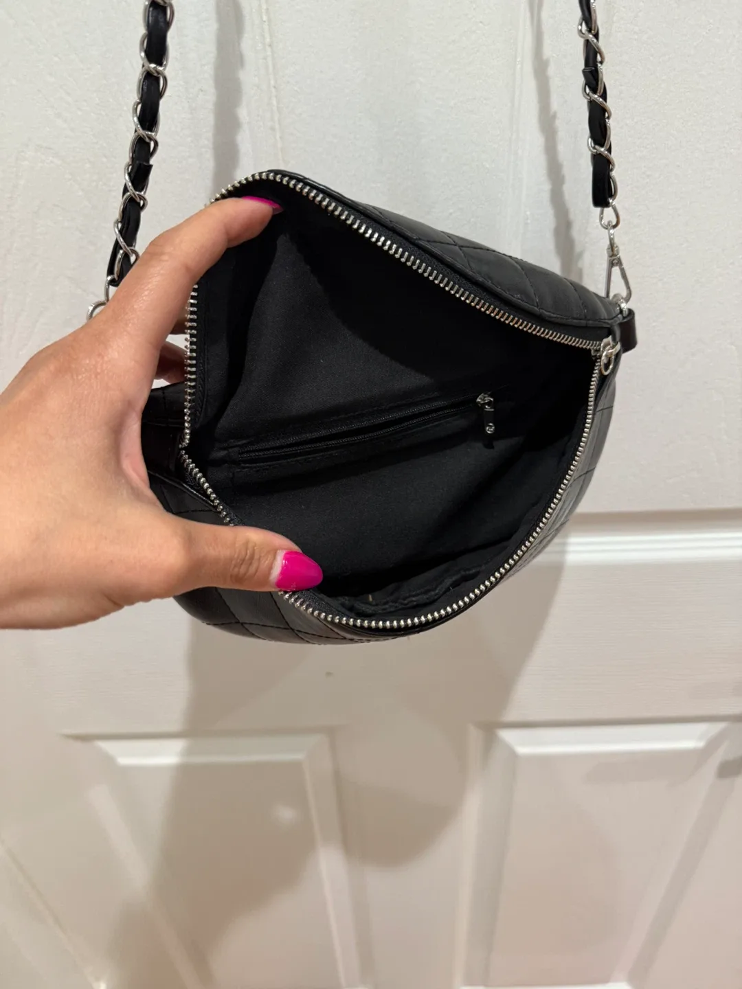 crossbody bag with chain strap image indicator(4)