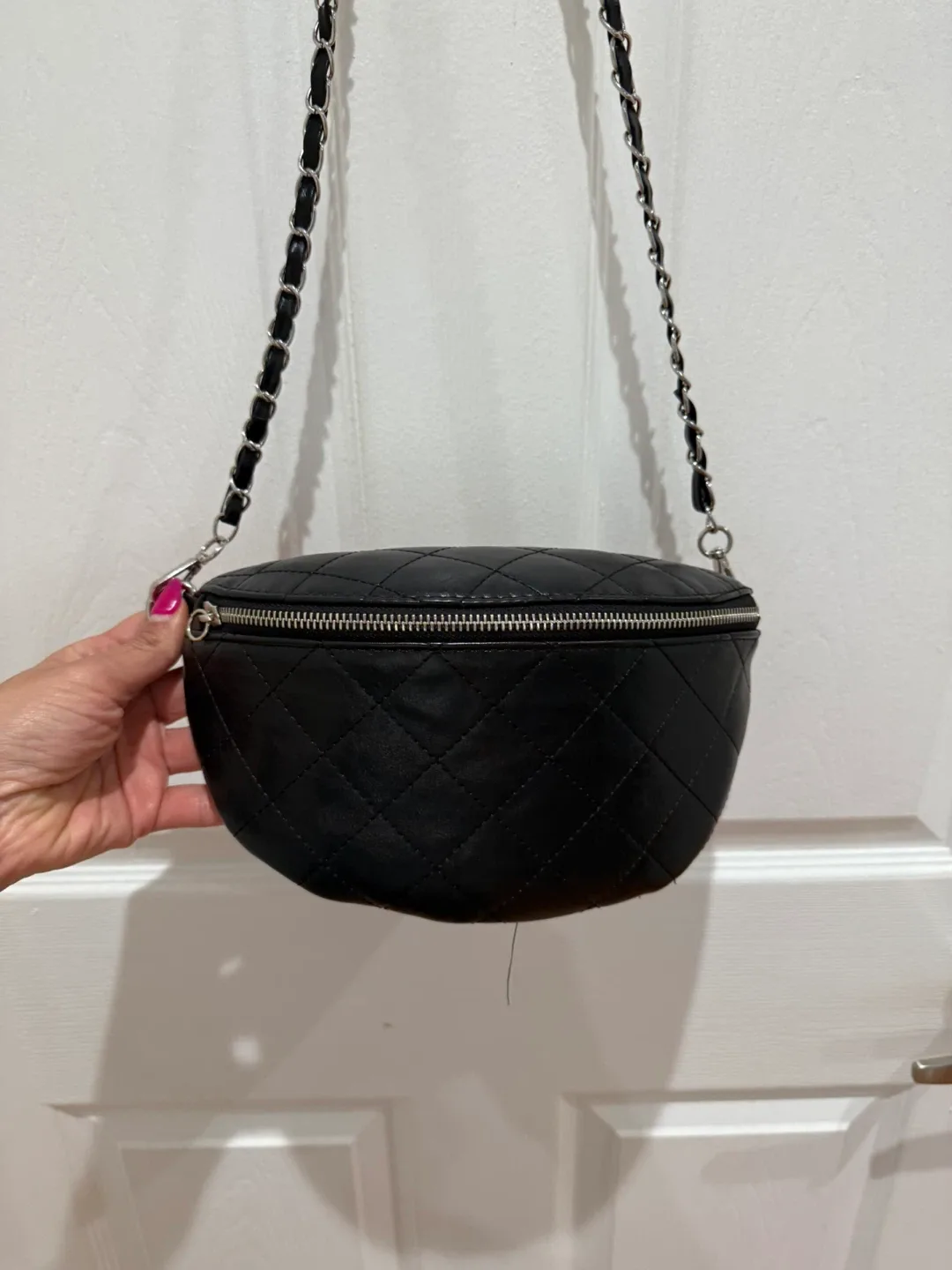 crossbody bag with chain strap image indicator(2)