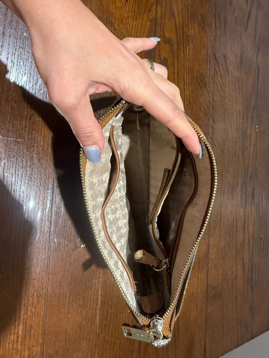 Karl Lagerfeld bag image indicator(6)