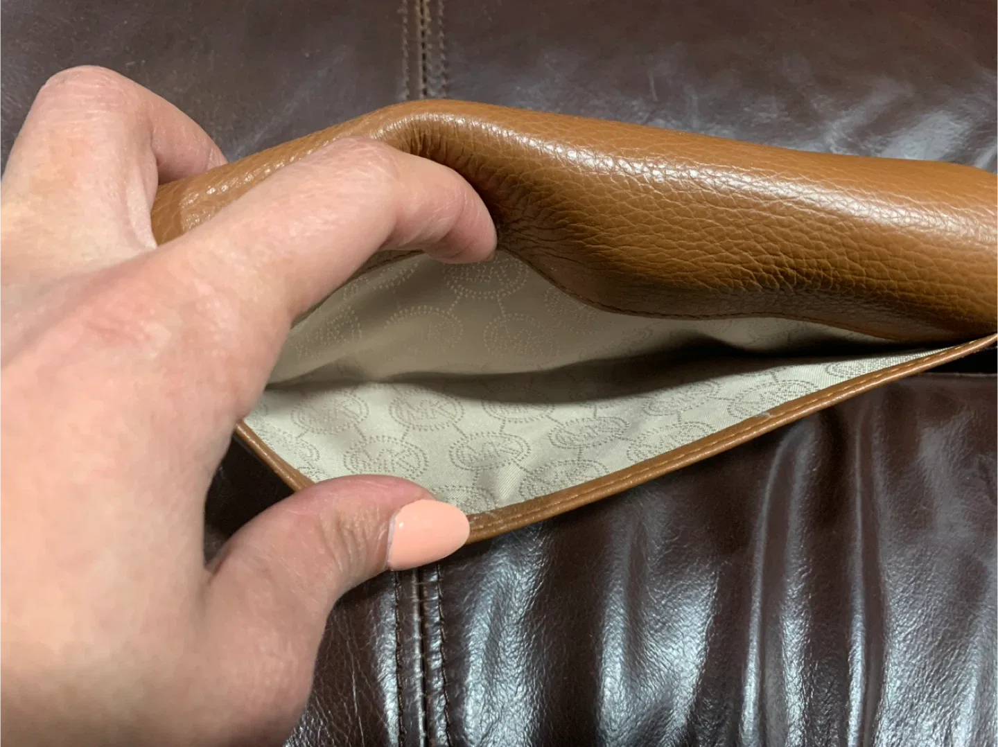 Michael Kors wallet image indicator(4)