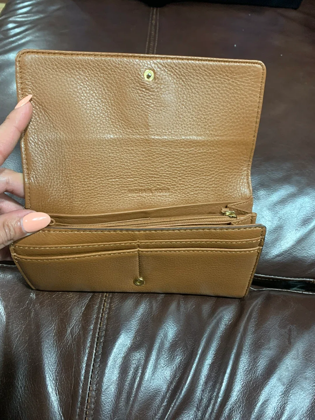 Michael Kors wallet image indicator(5)