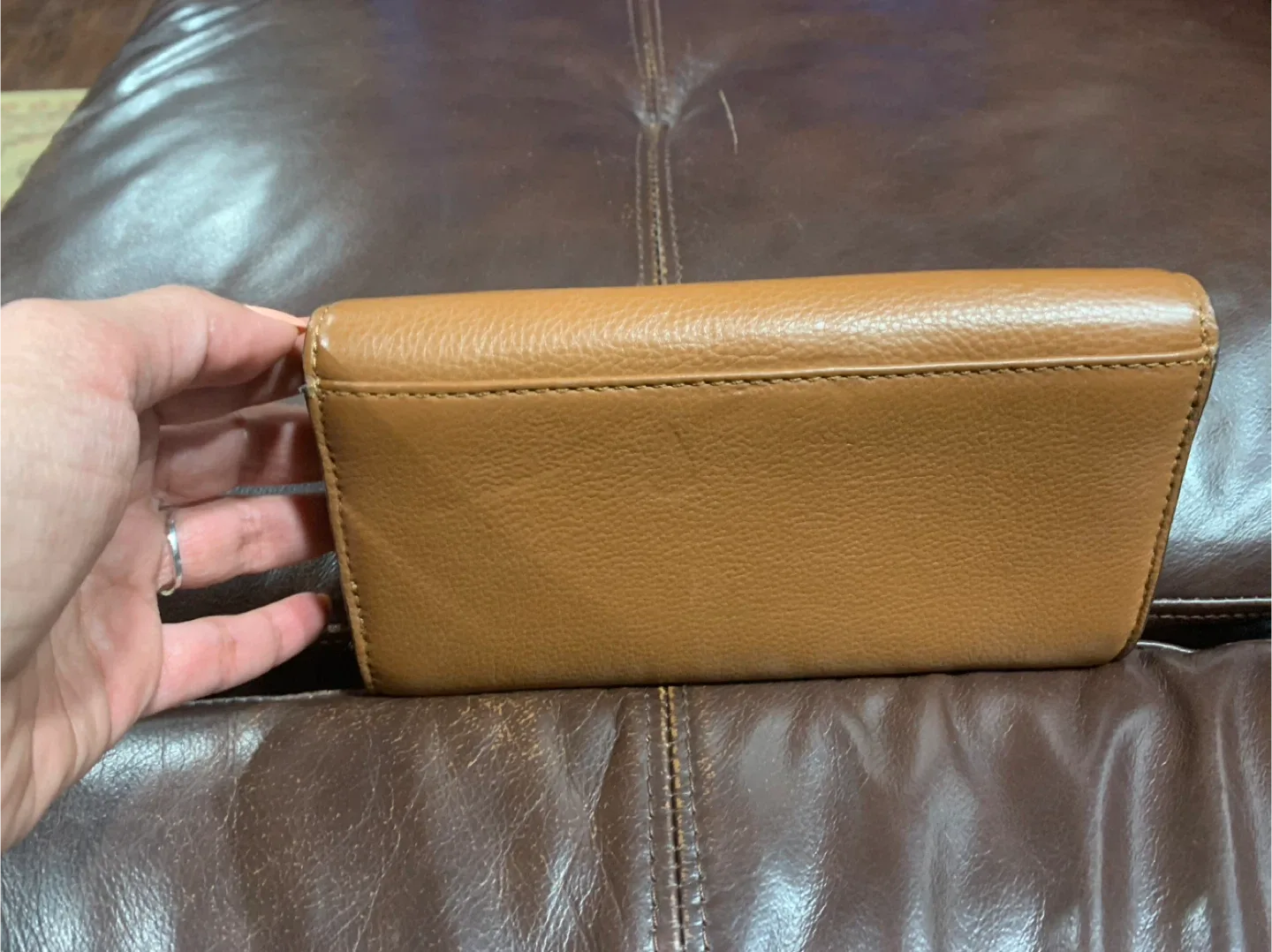 Michael Kors wallet image indicator(3)