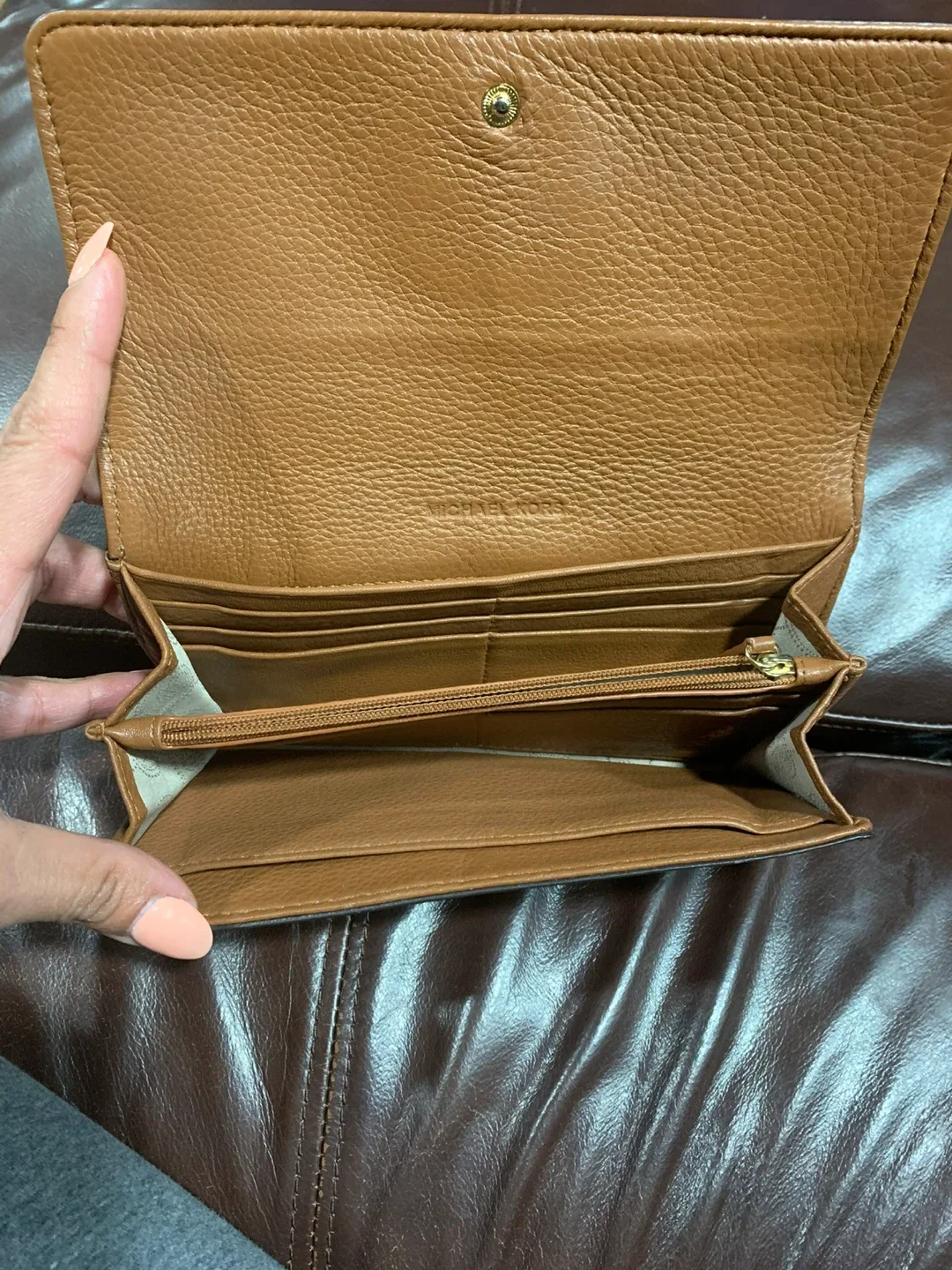 Michael Kors wallet image indicator(6)