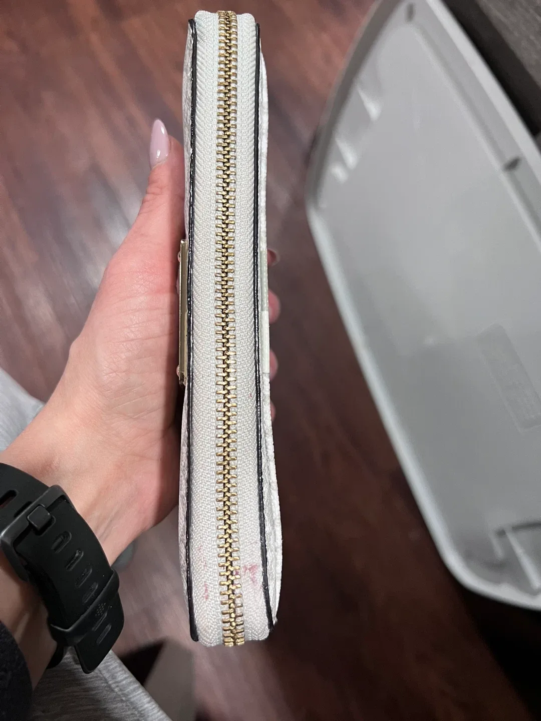 Kate Spade wallet image indicator(4)