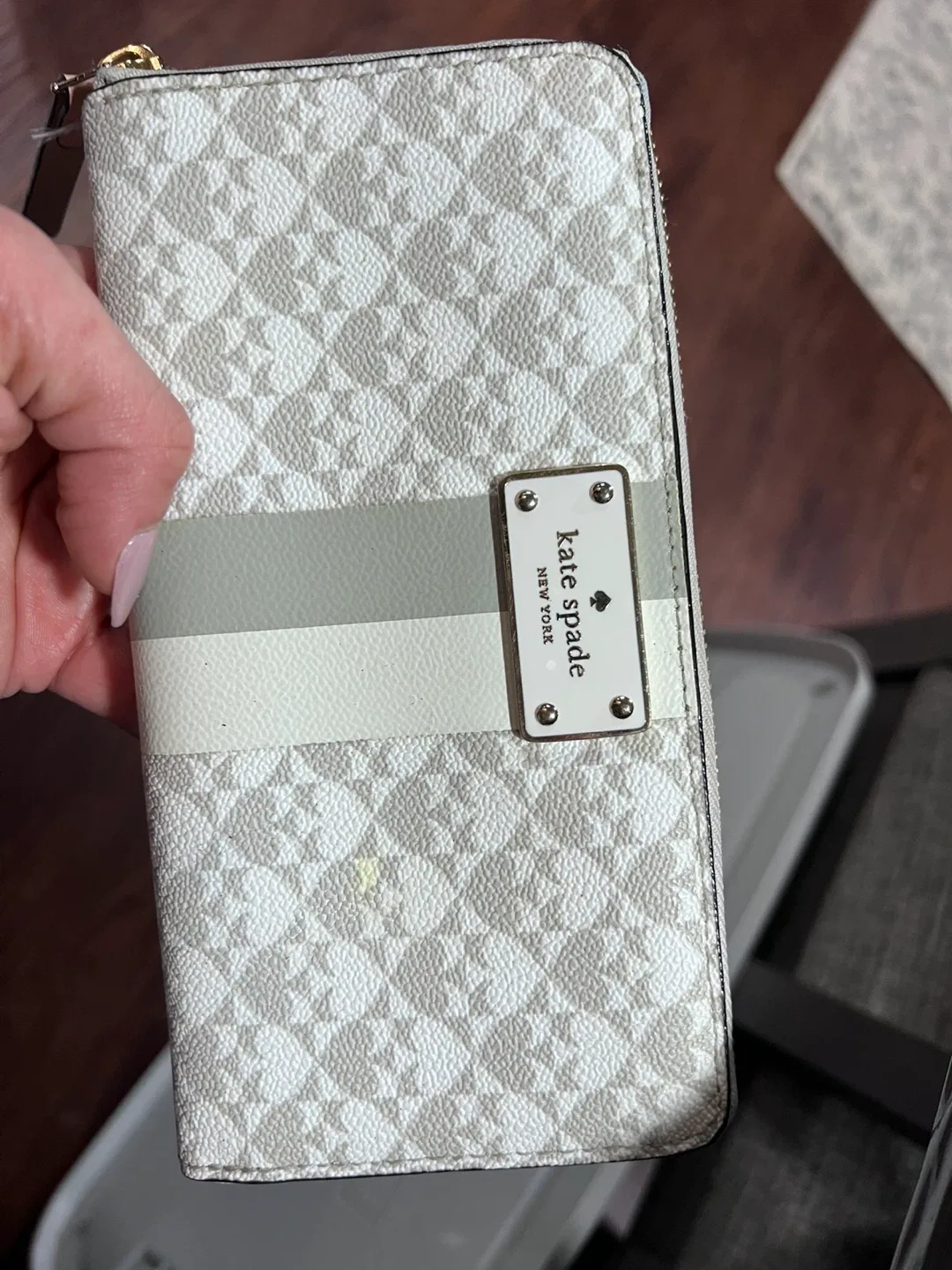 Kate Spade wallet image indicator(5)