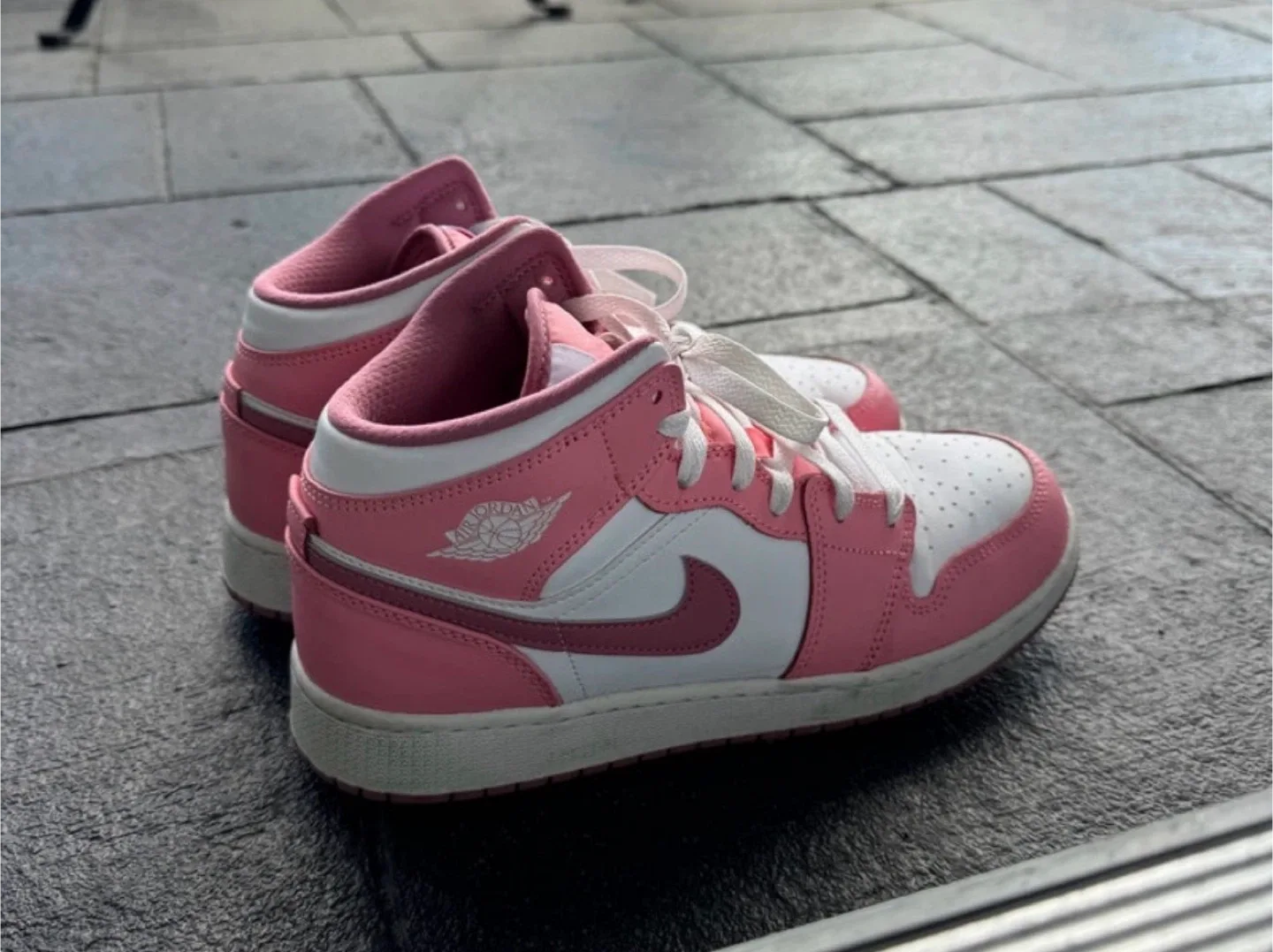 Nike Air Jordan 1 Mid Pink White Size 6.5Y image indicator(2)