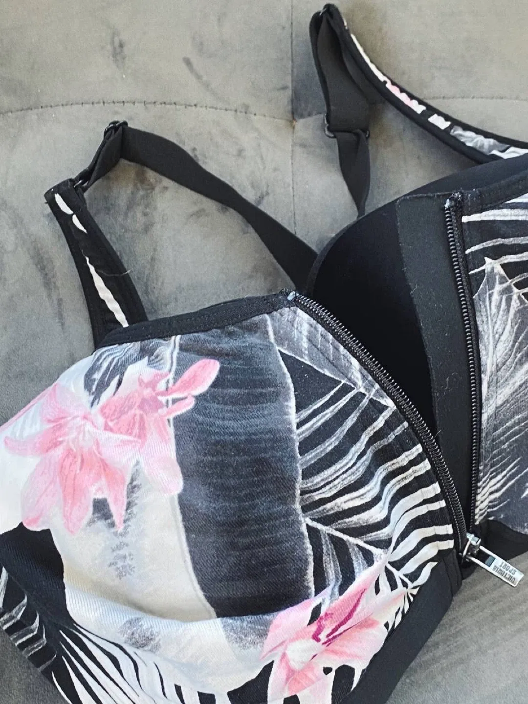 Victorias Secret Sport Bra Push Up Padded Front Zip 36DD image indicator(4)