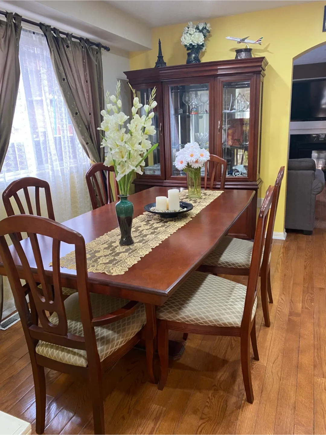 Dining Table with 6 Chairs & Hutch