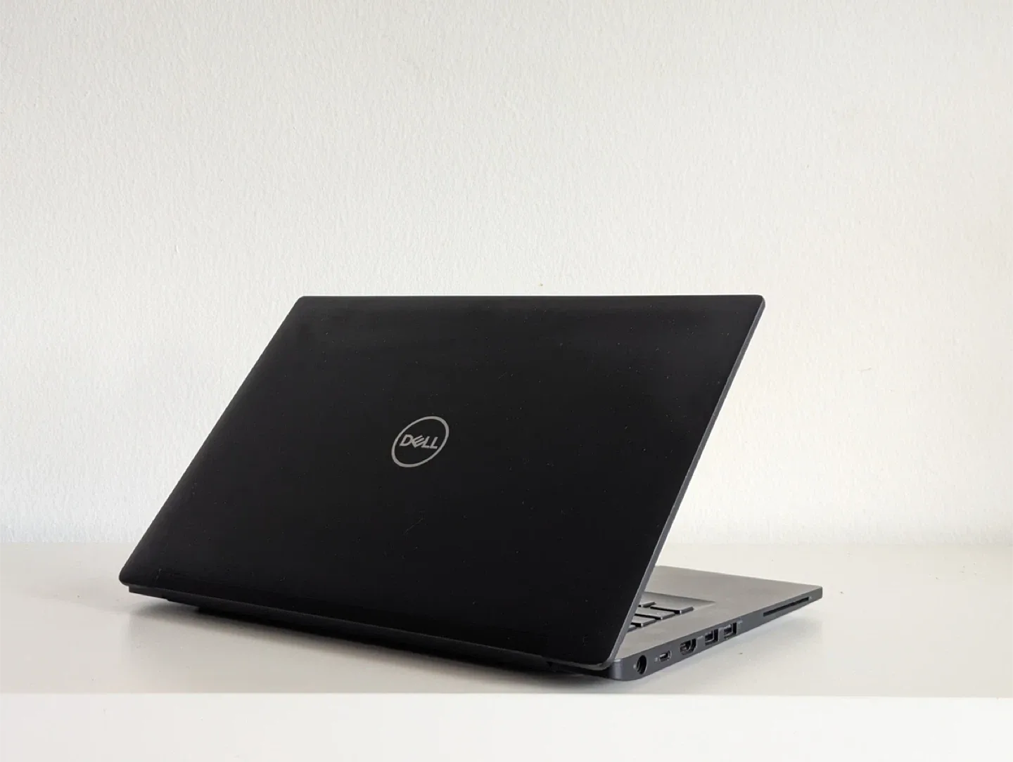 Dell Latitude 7490 Laptop / Core i5 / 8GB RAM / 256GB SSD image indicator(6)