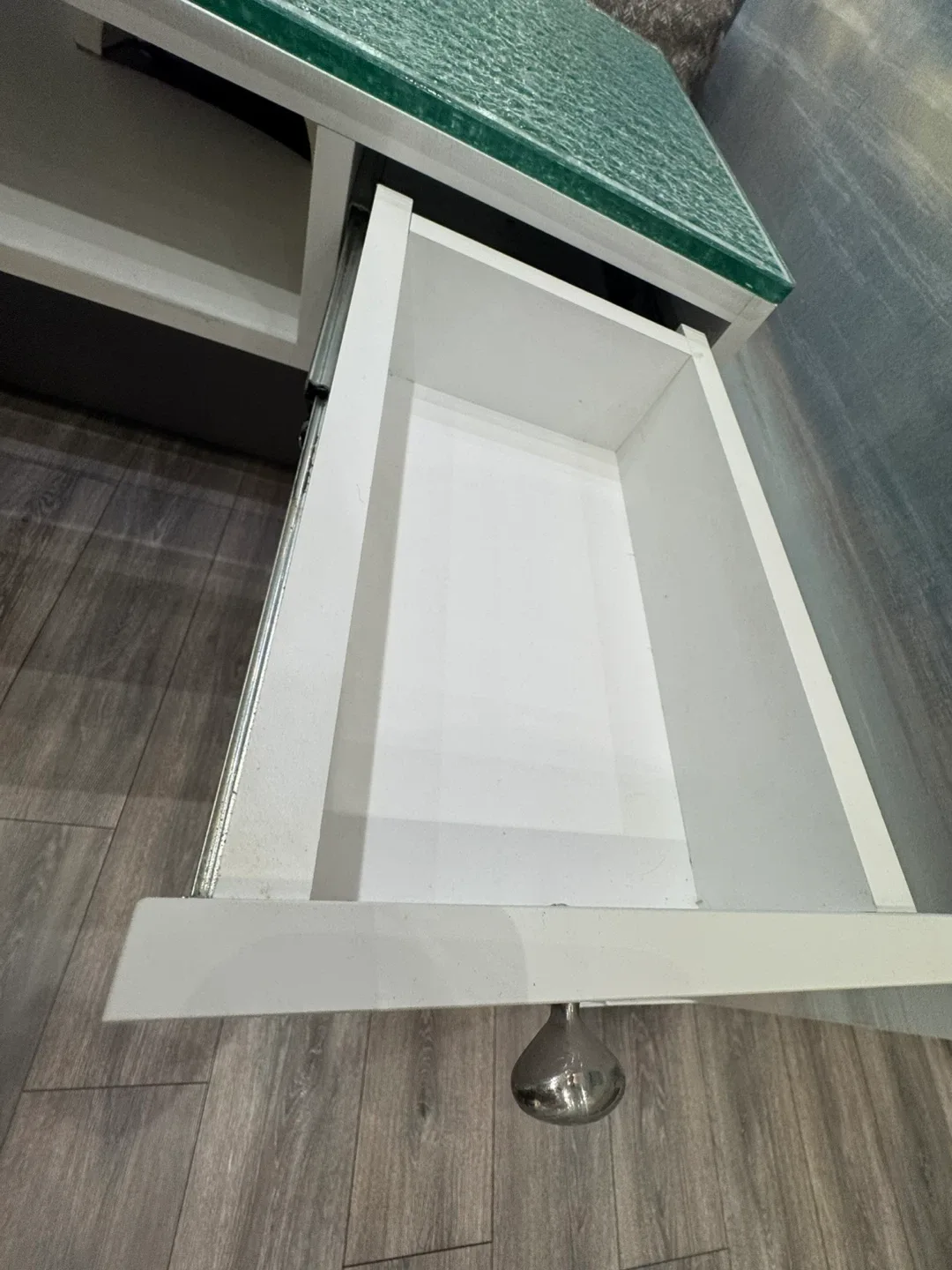 White Manicure Table with Glass Top image indicator(5)