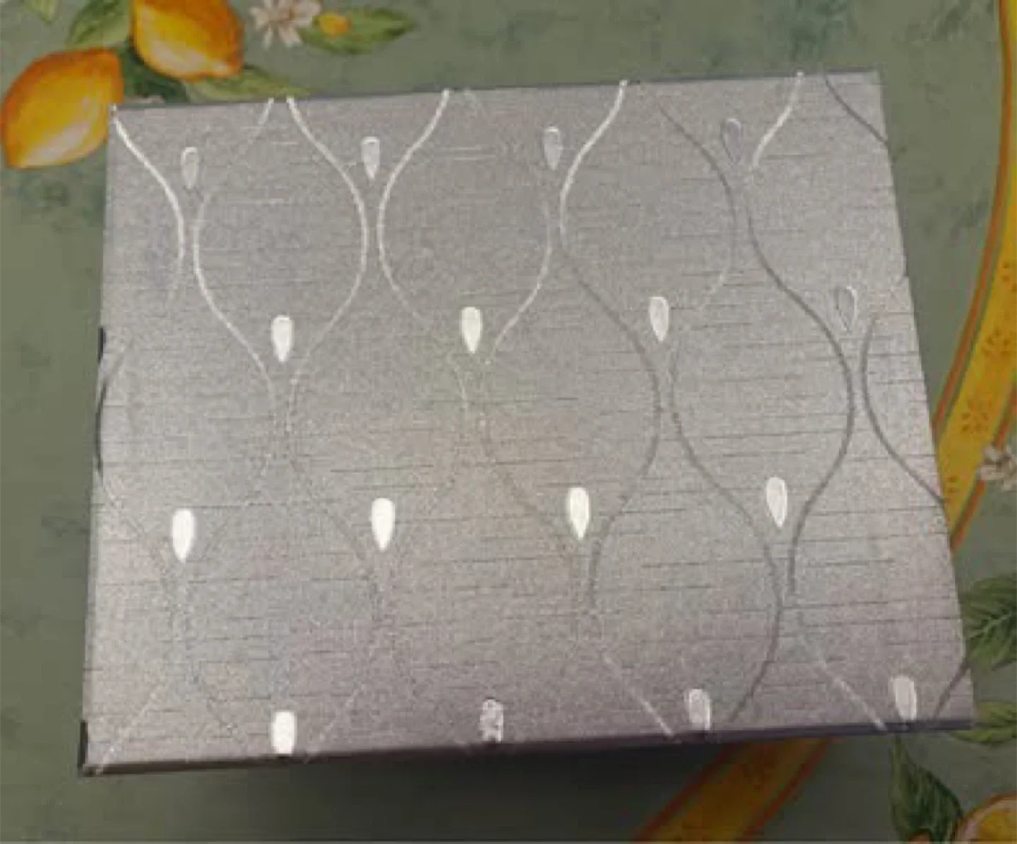 Christmas gift box (Like new)(FREE)