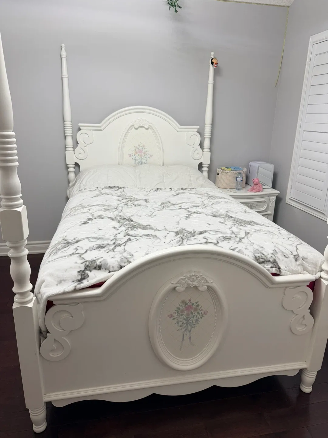 White Vanity and Bedroom Set image indicator(4)