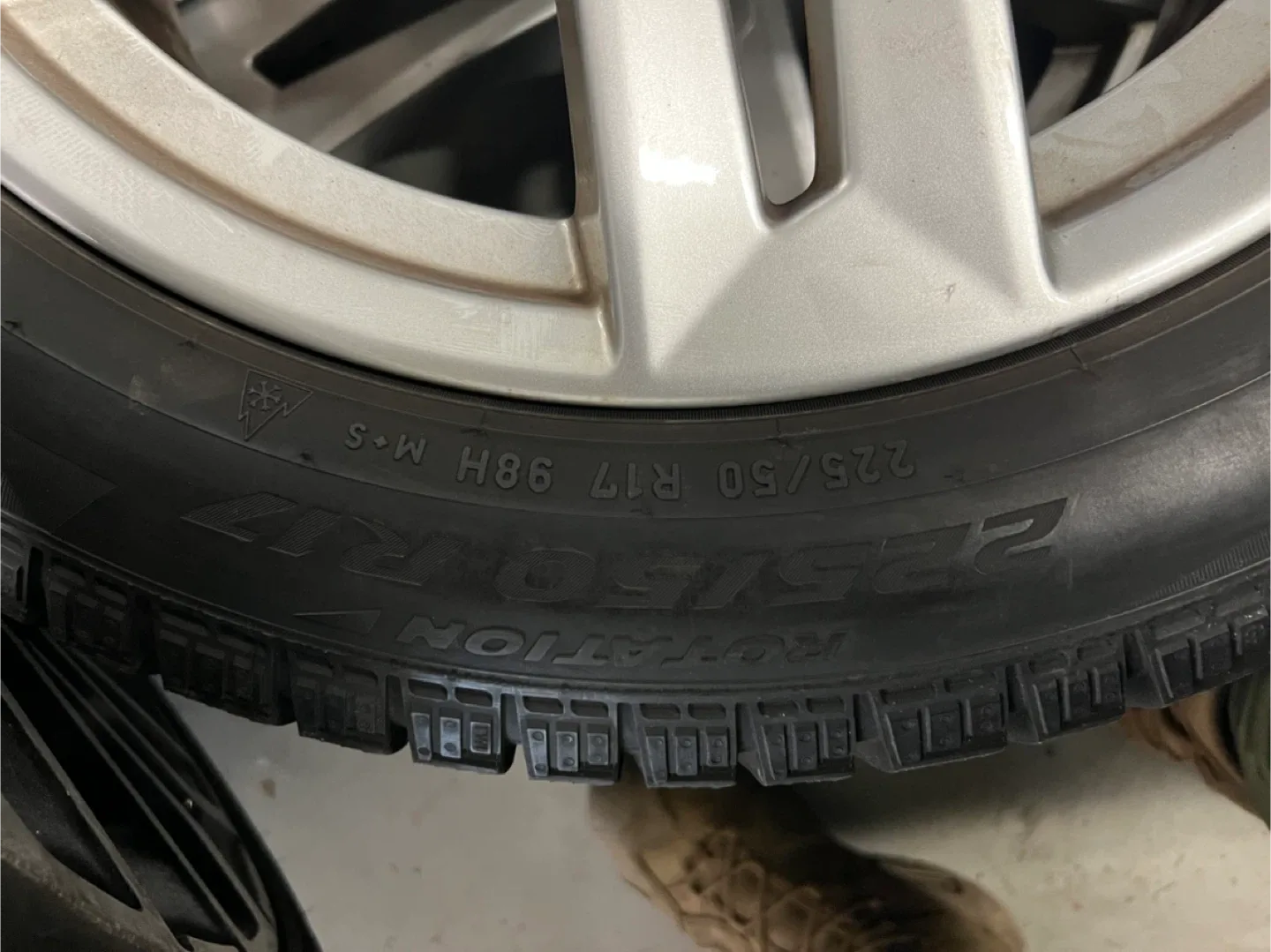 Pirelli Ice Zero Studless Winter Tires 225/50R17 image indicator(2)