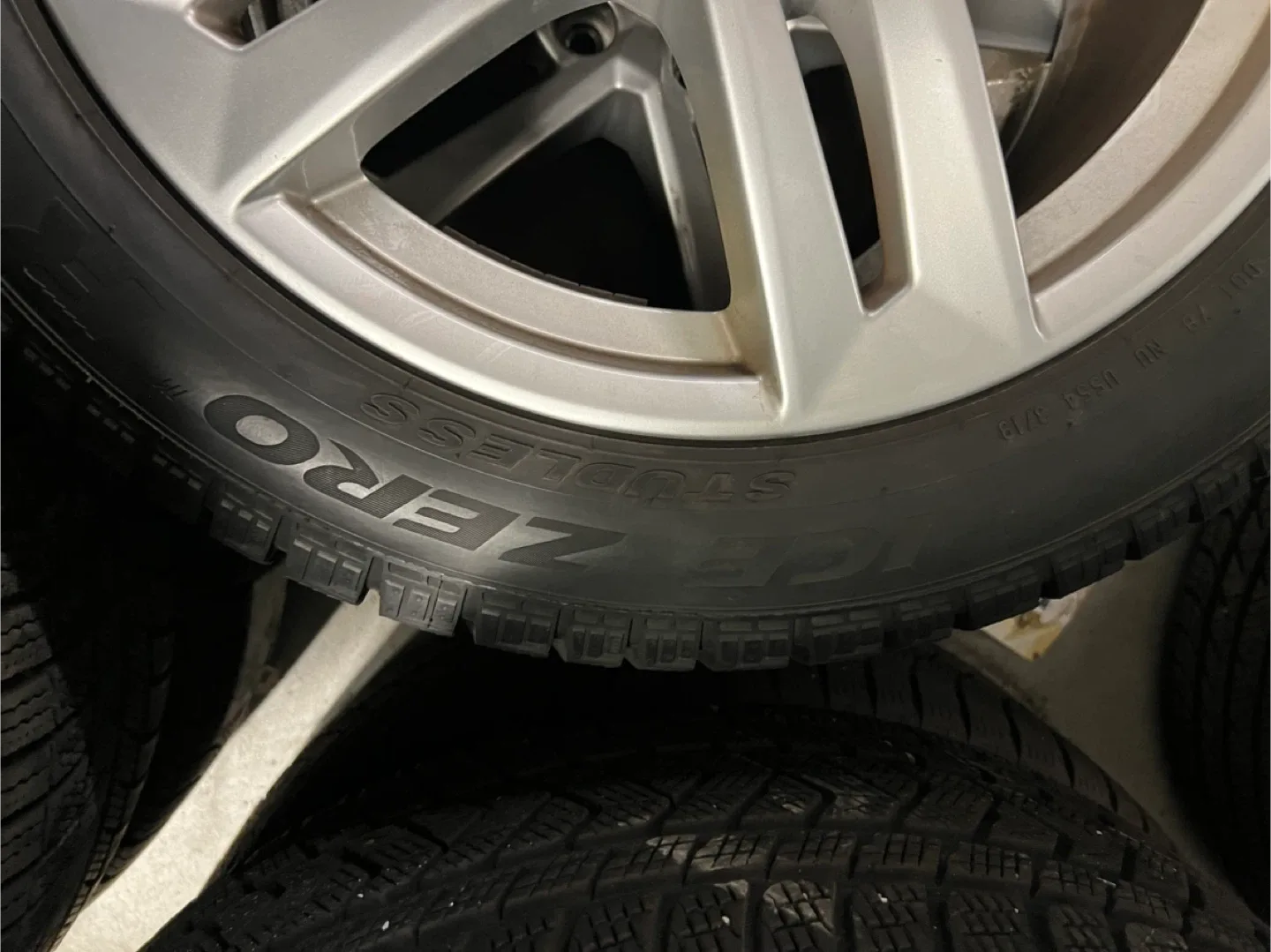 Pirelli Ice Zero Studless Winter Tires 225/50R17 image indicator(3)