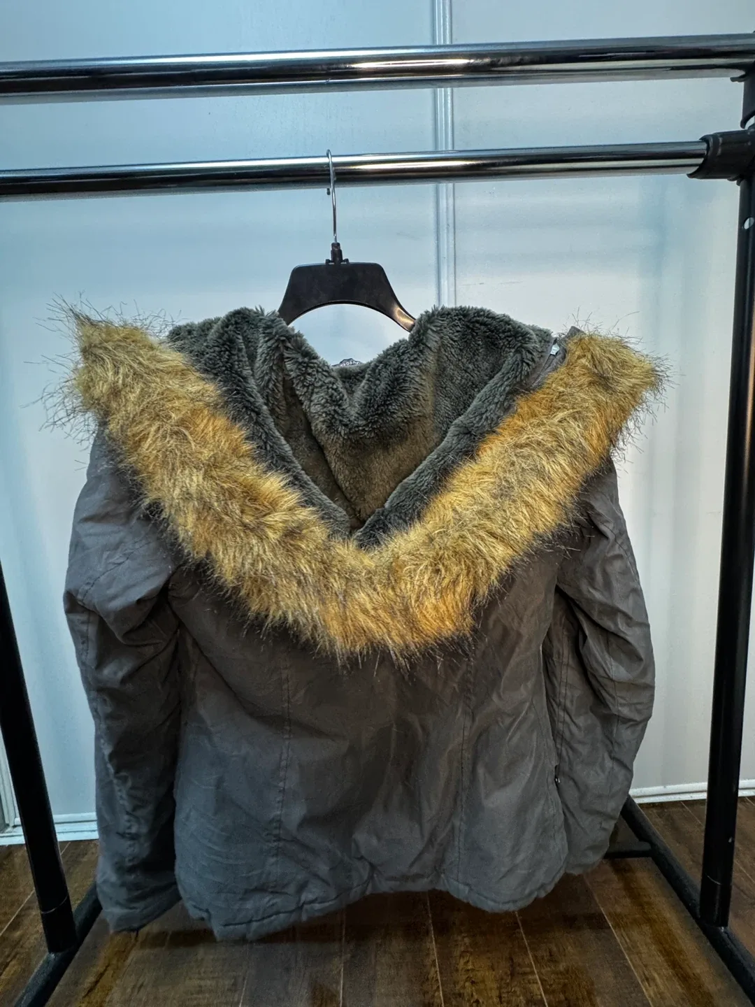 Aritzia TNA Grey Women’s Winter Jacket size M image indicator(3)