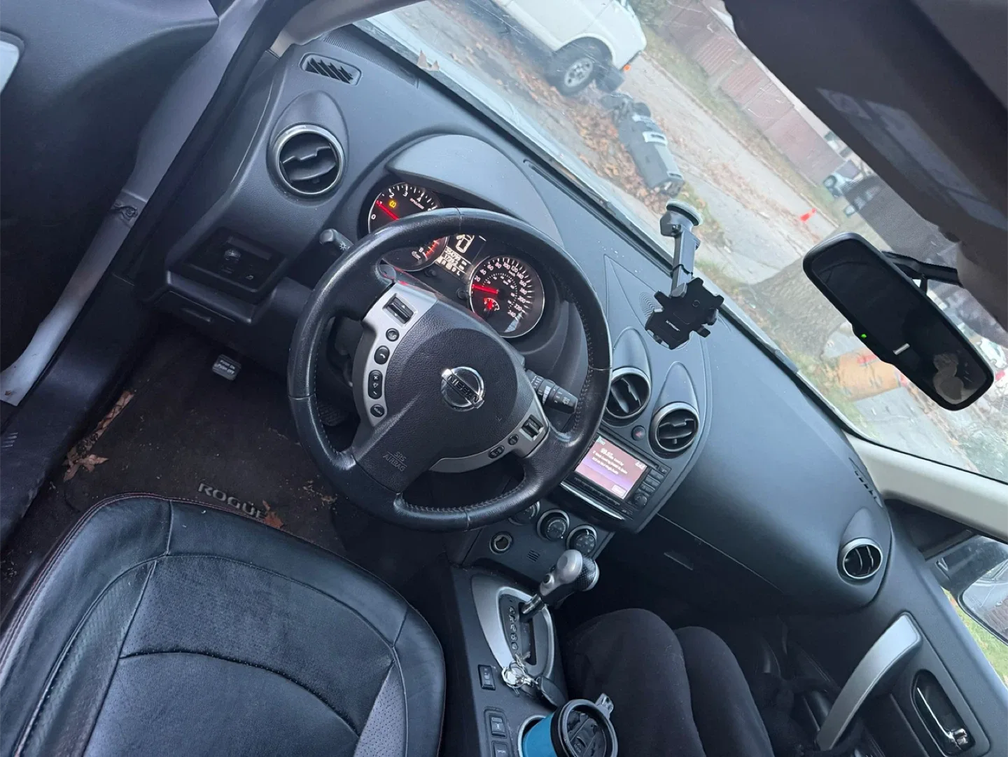 Silver Nissan Rogue SUV image indicator(3)