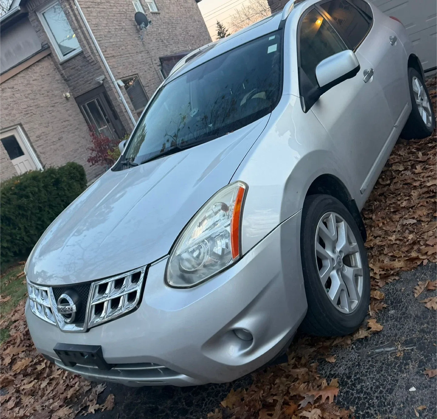 Silver Nissan Rogue SUV image indicator(2)