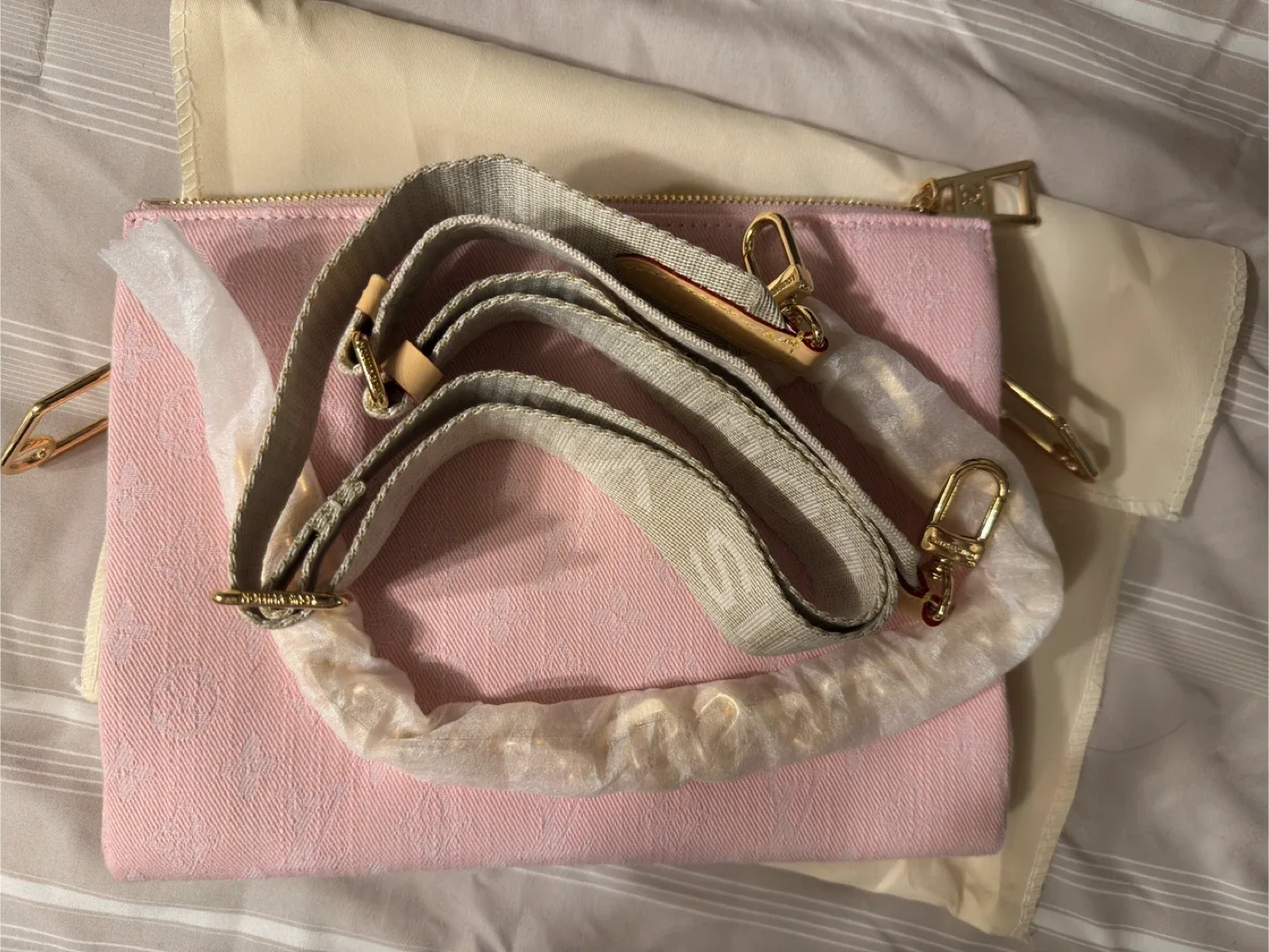 Designer Inspired LV Pink Coussins image indicator(5)