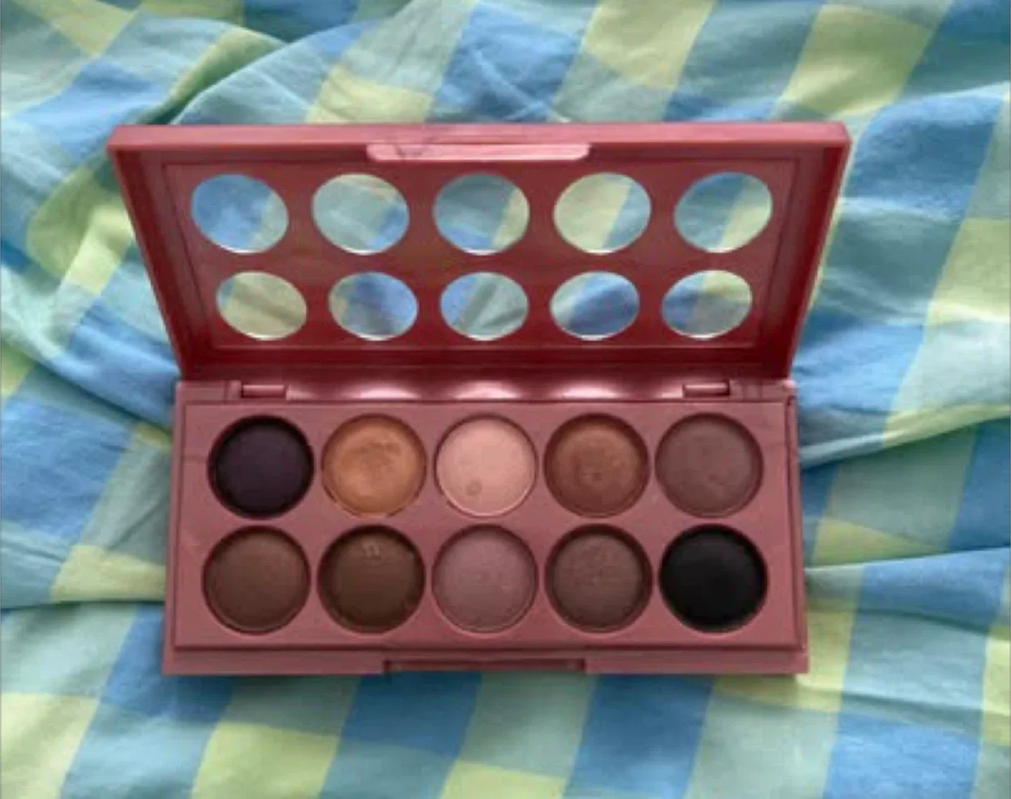 NYX dream catcher palette (Barely used)(Giving away for FREE) image indicator(2)