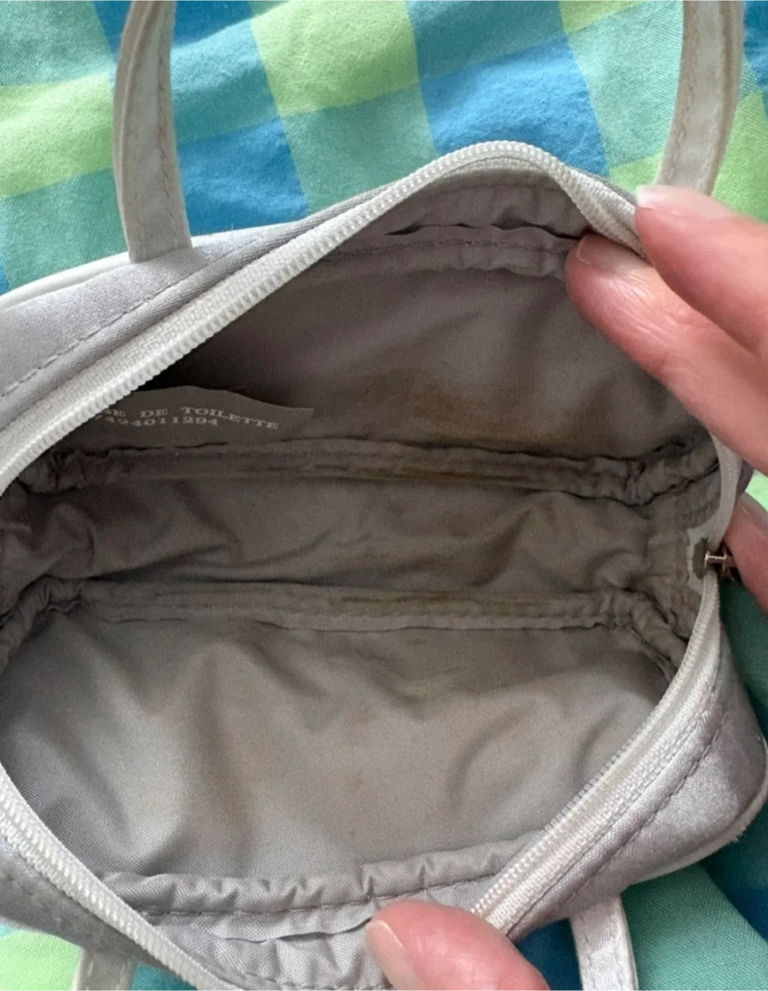 4 Dior Cosmetic bags(Good/fair condition)(Giving away for FREE) image indicator(5)