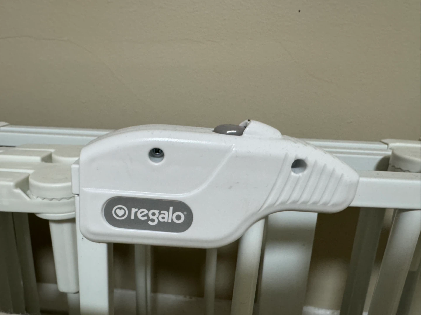 Regalo 144-Inch Super Wide Baby Gate - photo 2