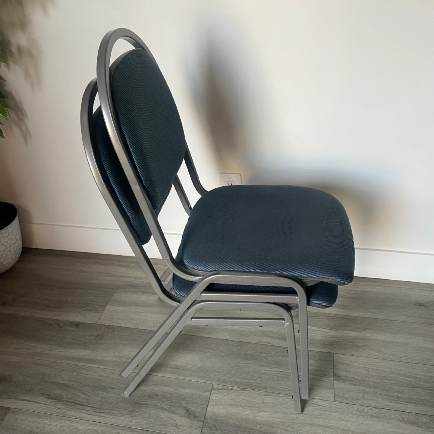 Stackable Chairs image indicator(3)