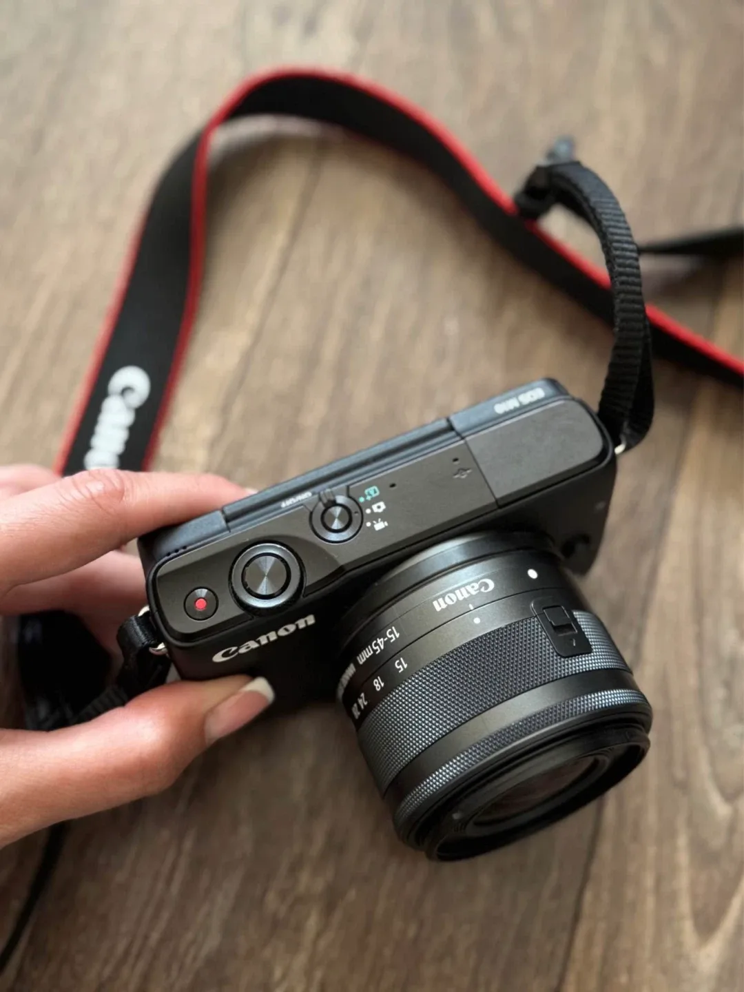 Canon EOS M10 + 15-45mm IS STM Lens | Excellent Condition image indicator(4)