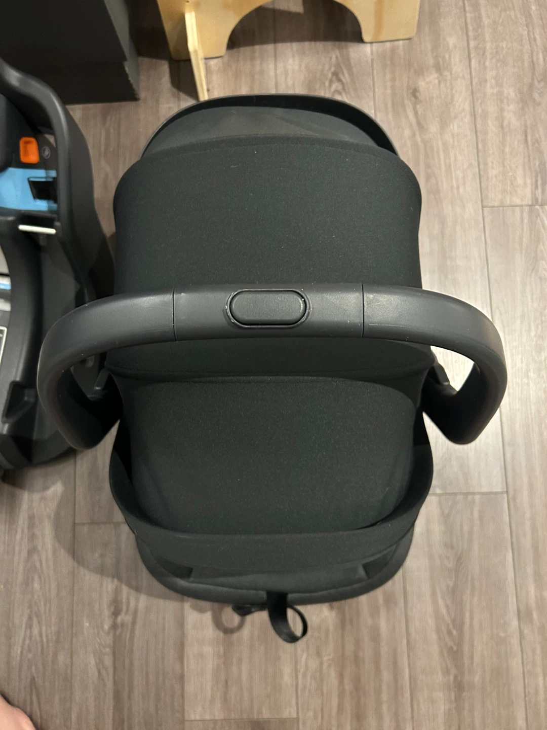 UPPAbaby Car Seat + Adapters + Base + Infant insert - photo 3