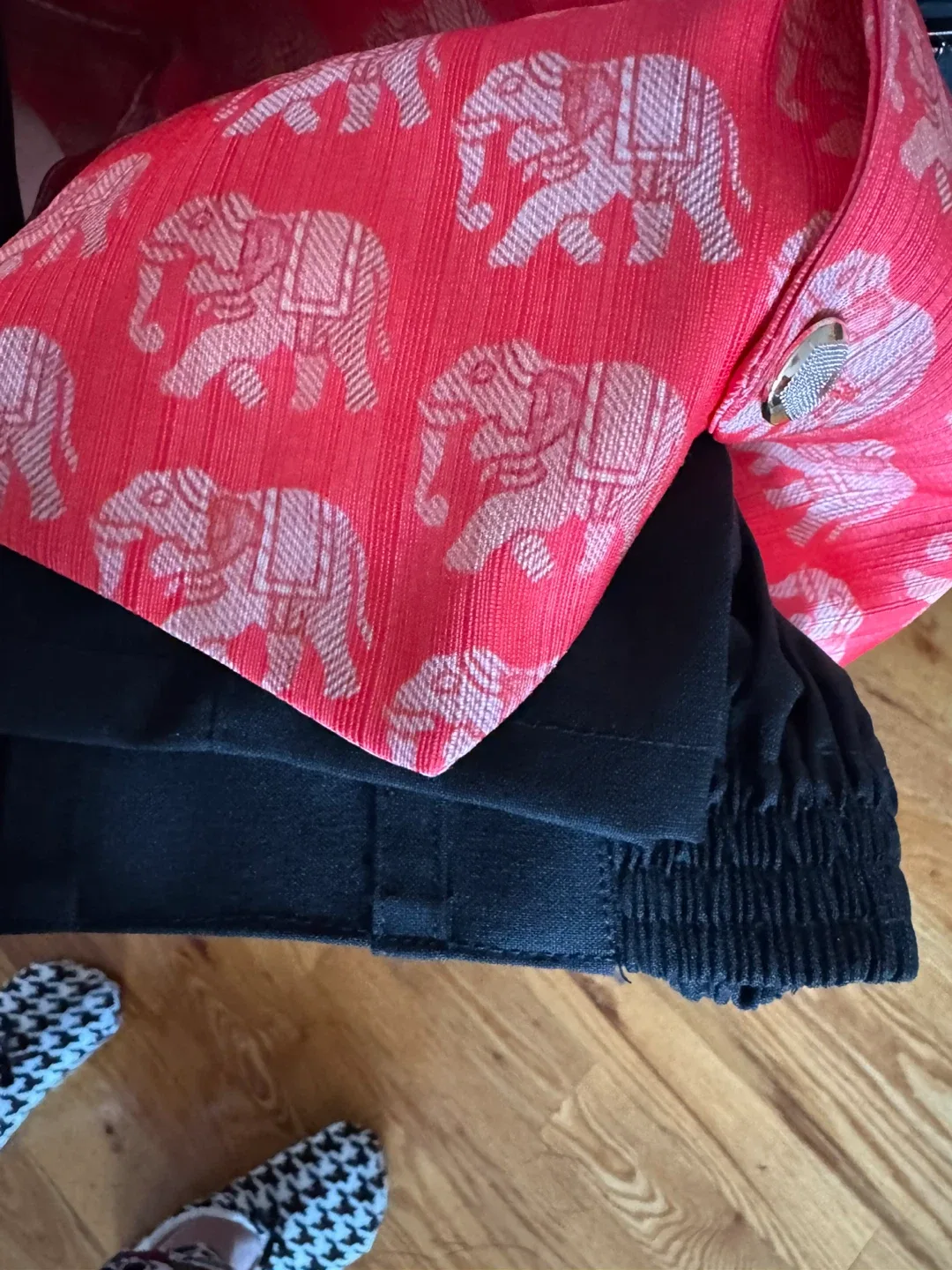 Tippy Jeans Black Suit w/ Red Vest & Bowtie image indicator(4)