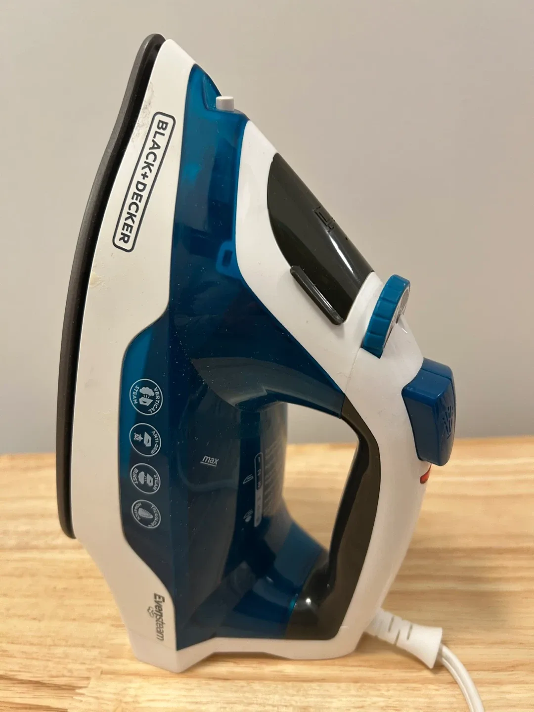 Black+Decker Easy Steam Even Steam Iron - #Cleanout image indicator(2)