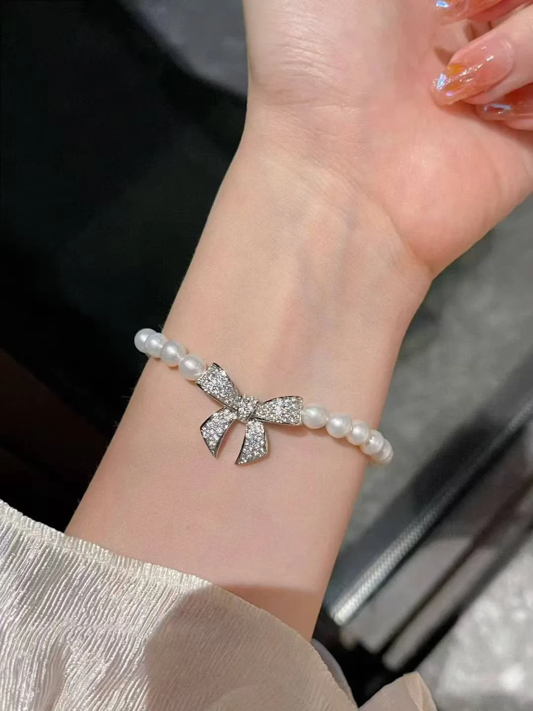 Pearl Bracelet with Bow Charm image indicator(2)