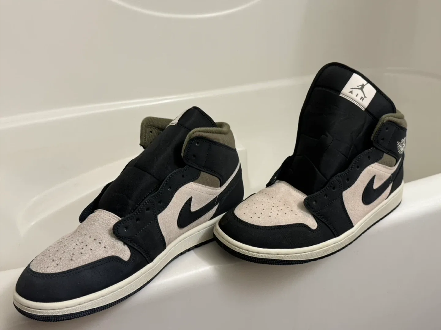 Air Jordan 1 Mid SE Men's Shoes - Size 11 image indicator(2)