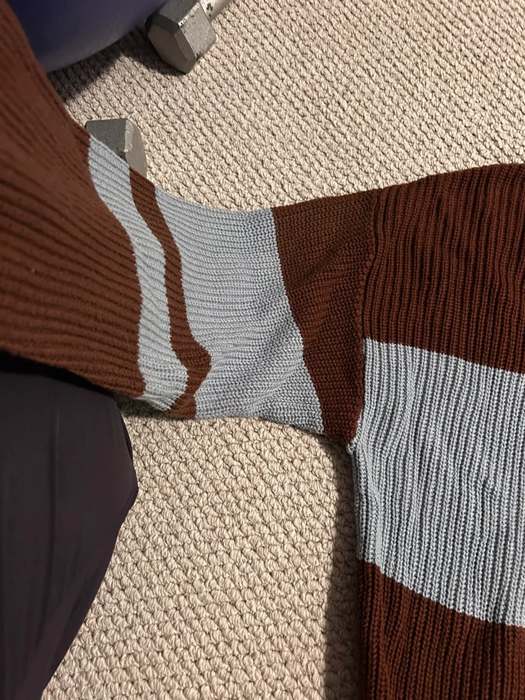 Aritzia TNA crew neck sweater image indicator(3)