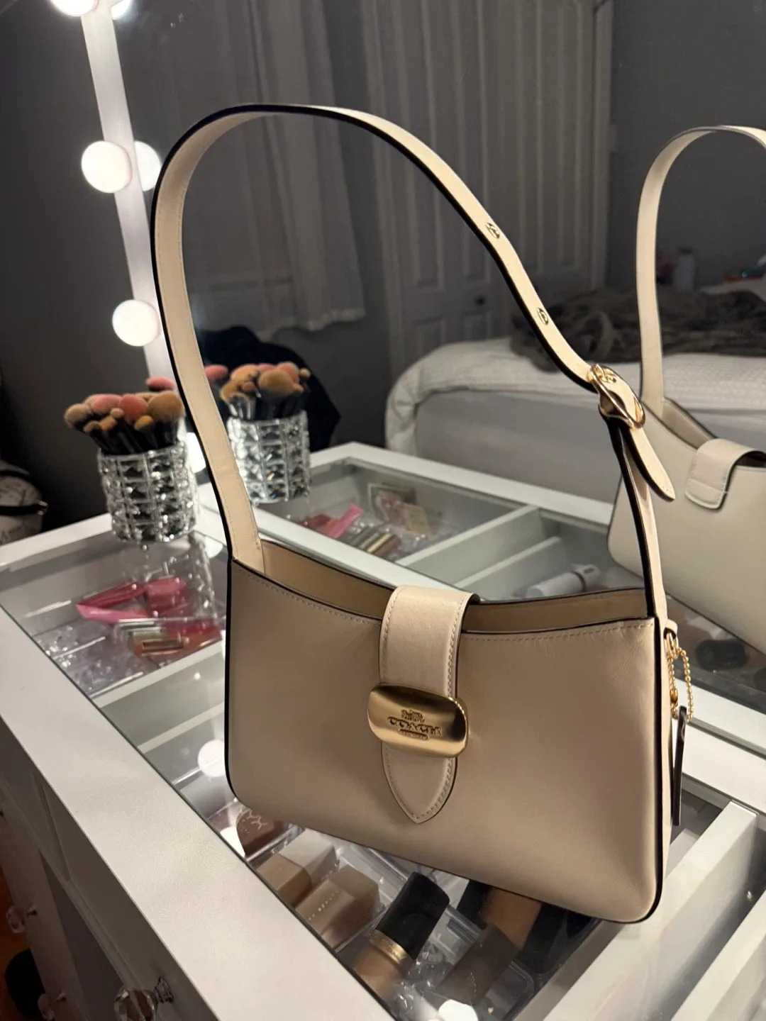 Coach Cream Leather Handbag image indicator(2)