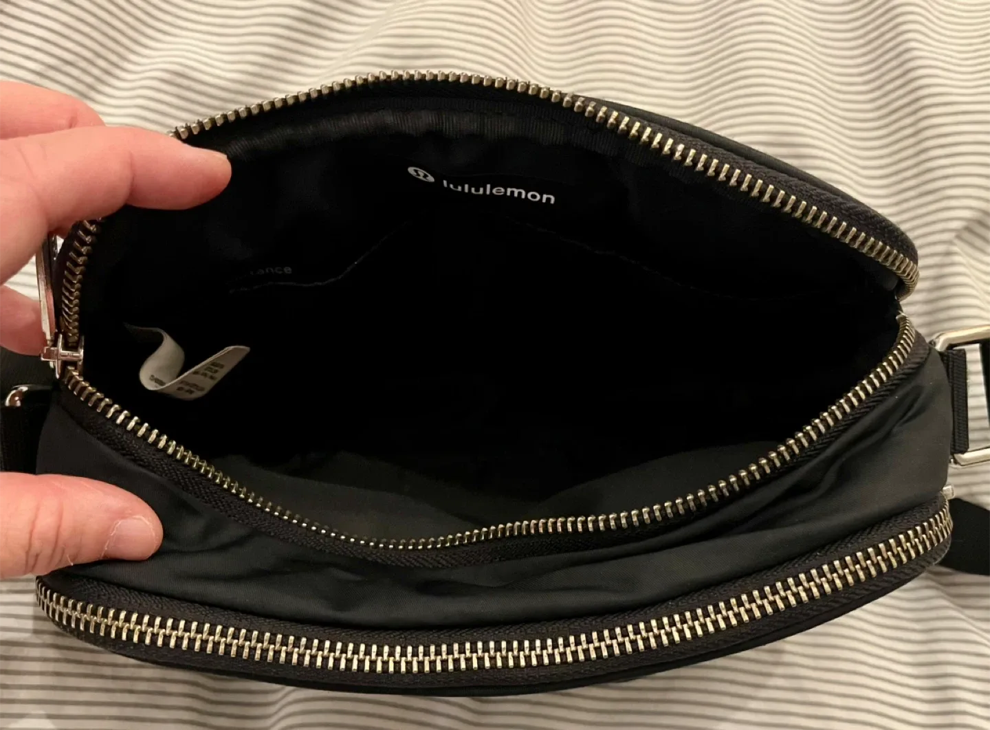 Lululemon camera bag 2L image indicator(2)