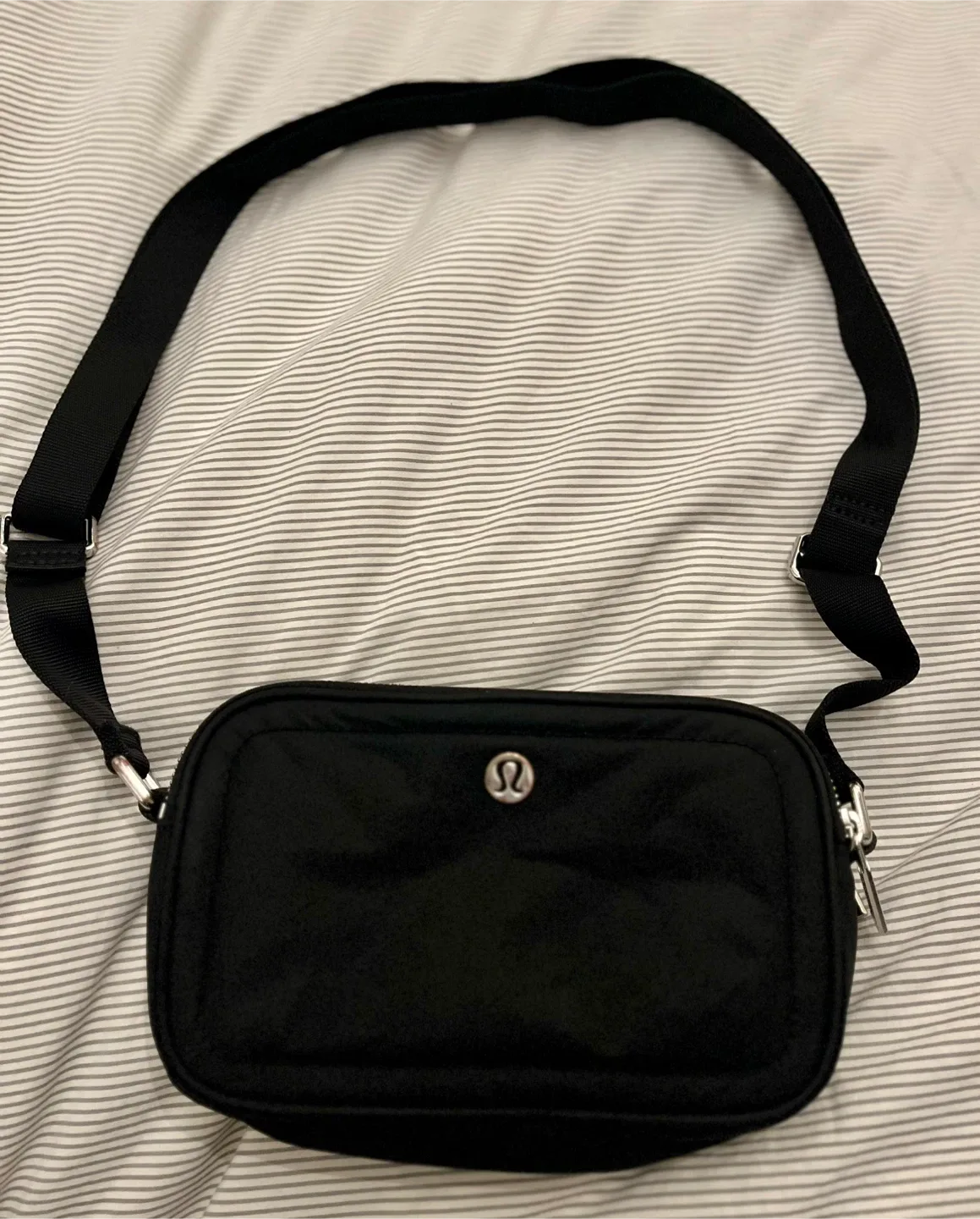 Lululemon camera bag 2L
