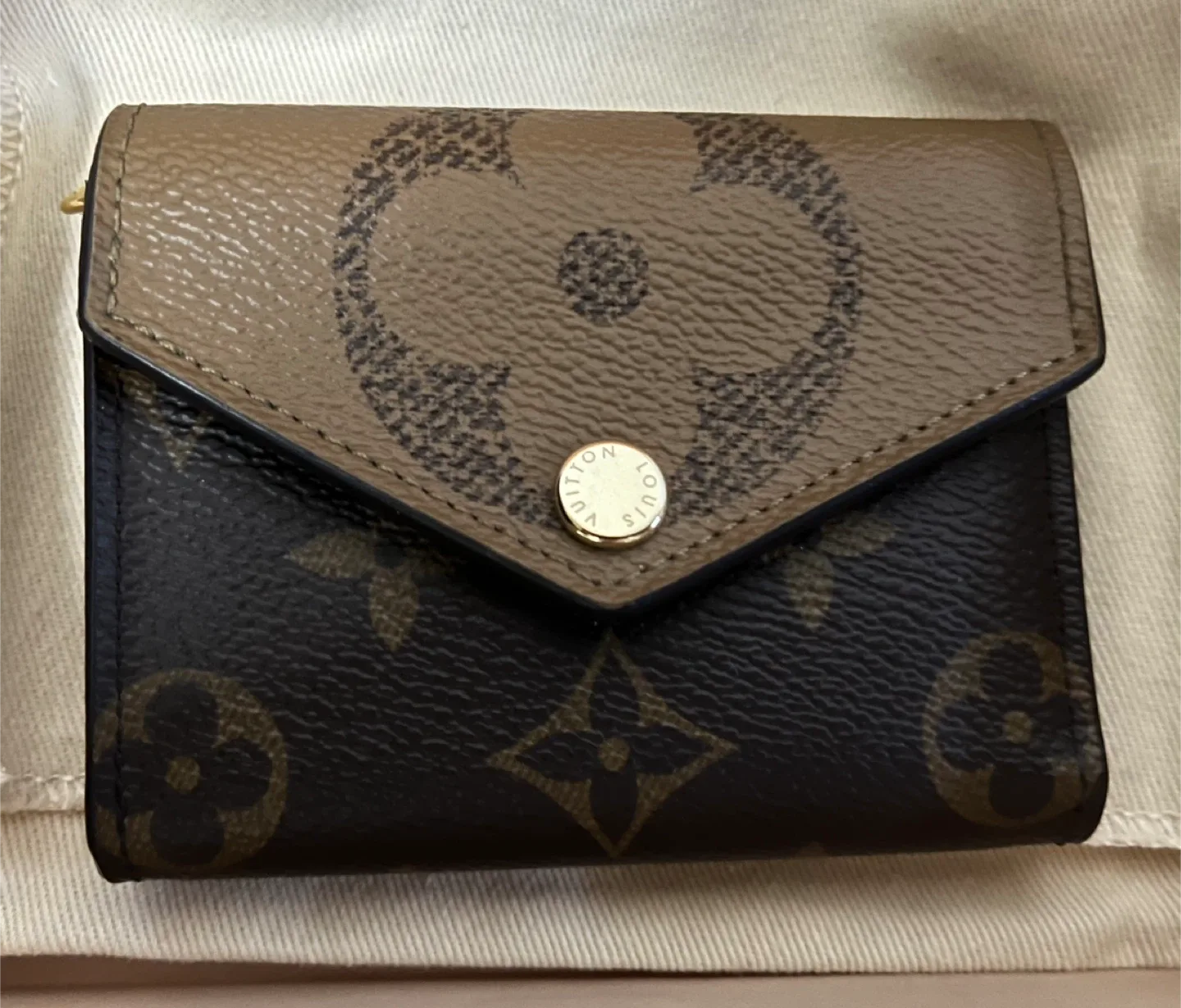 Louis Vuitton Reverse Zoe Wallet image indicator(2)