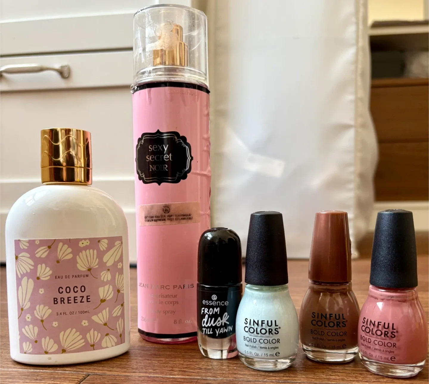 ✨Nail colours + Perfumes bundle✨