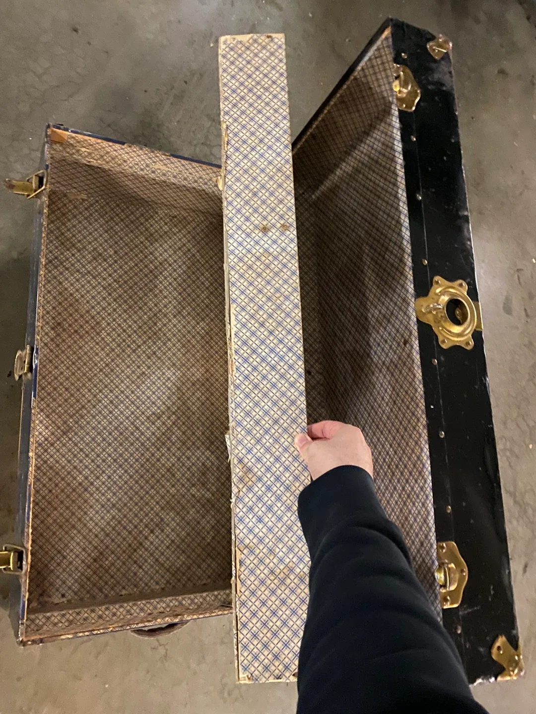 Antique Steamer Trunk/chest image indicator(4)