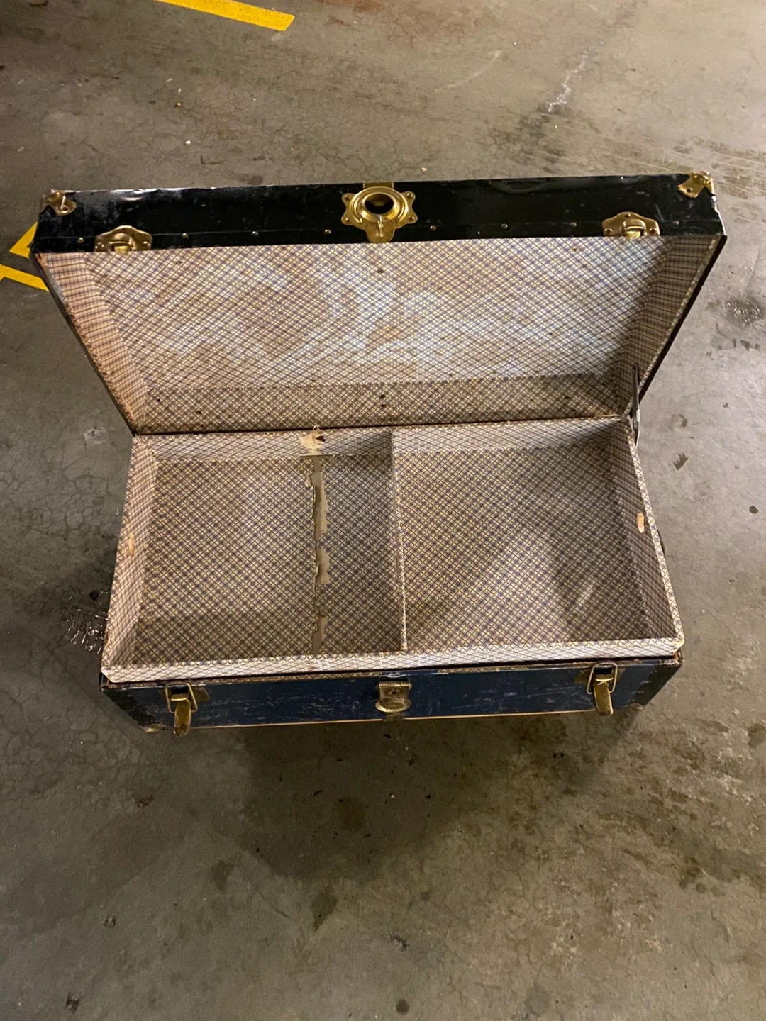 Antique Steamer Trunk/chest image indicator(3)