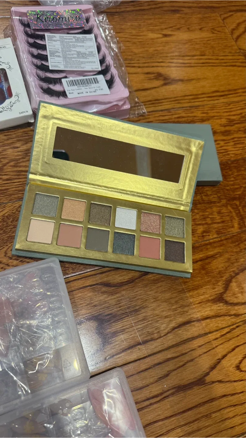 Variety of Eyelashes and Nail Sets image indicator(4)