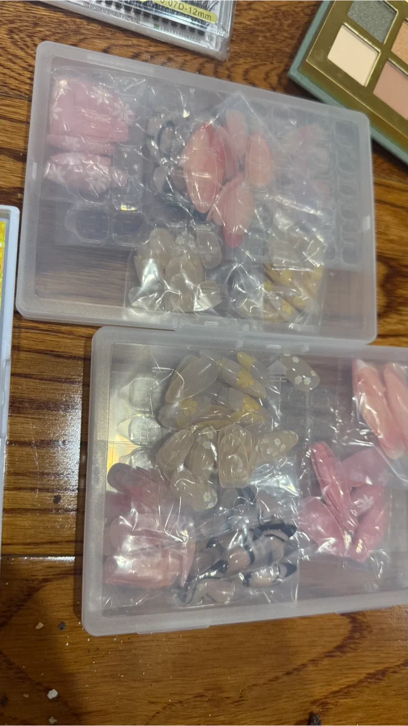 Variety of Eyelashes and Nail Sets image indicator(7)