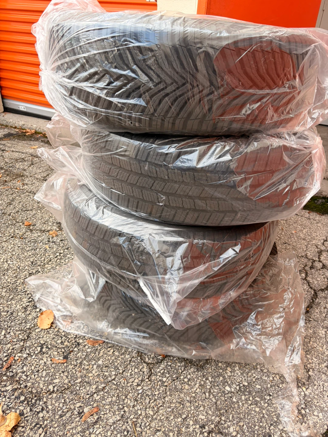 Set of 4 Tires - New all season Michellin - photo 2