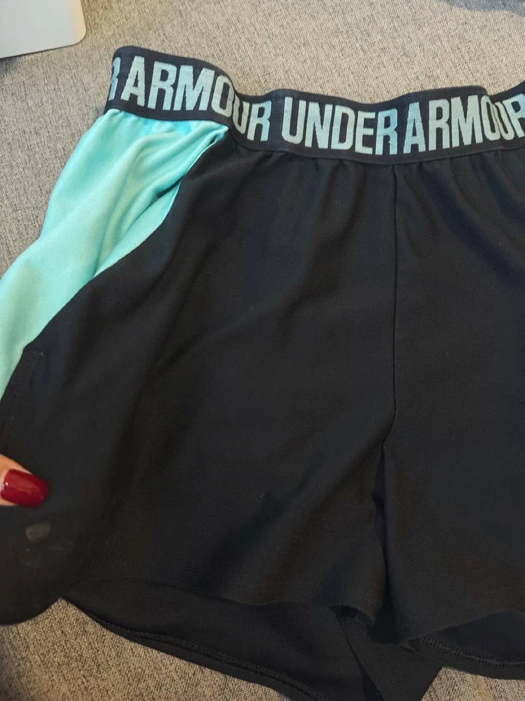 Under Armour Shorts – Size L image indicator(2)