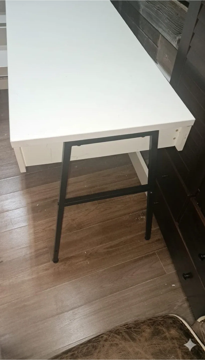 White Desk with Drawers image indicator(2)