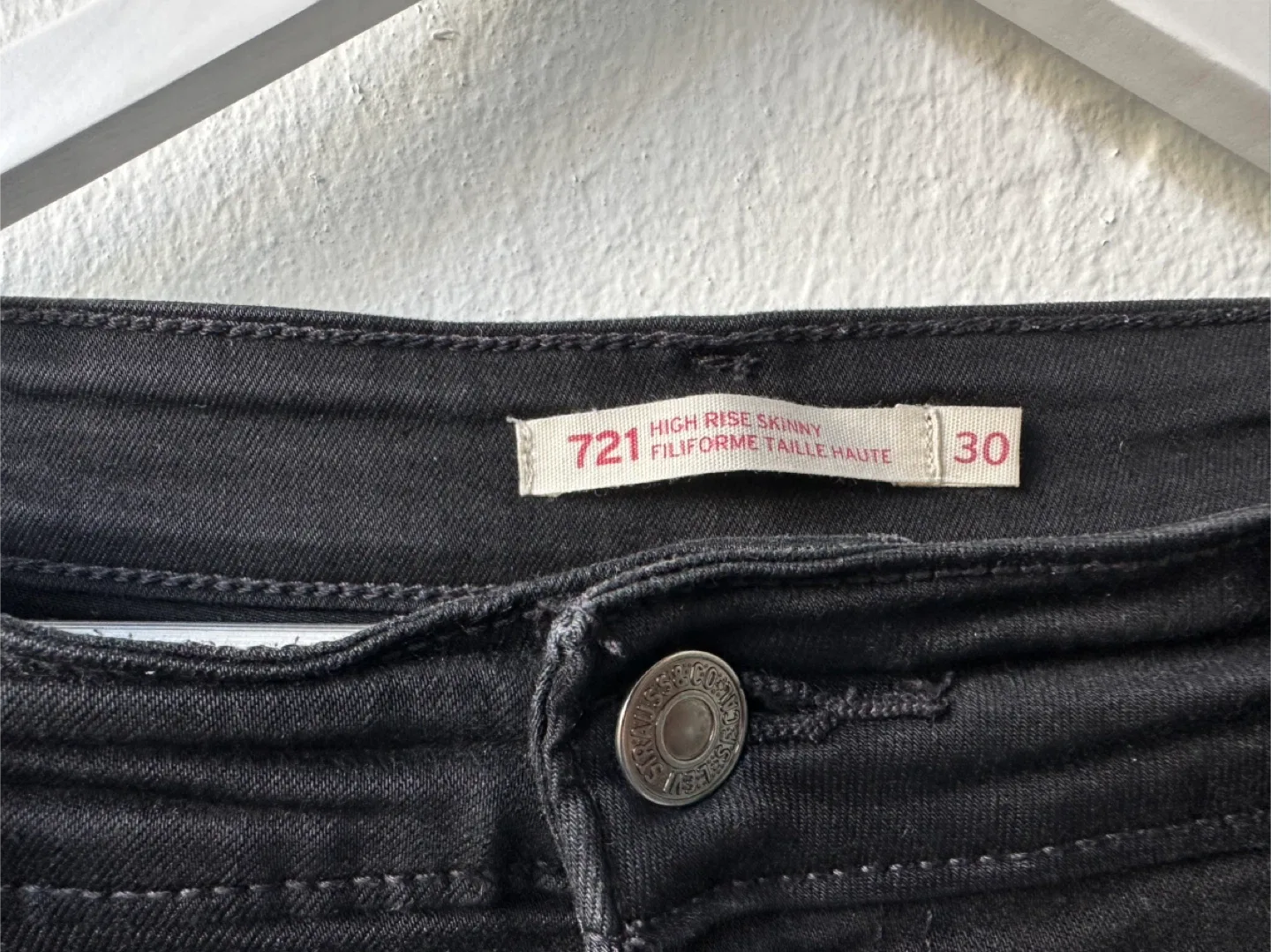Levi's 721 High Rise Skinny Jeans - Size 30 image indicator(3)